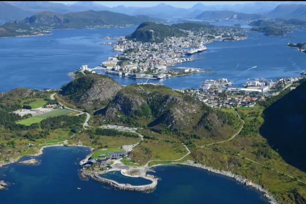 Free Parking Space, 2 Bed Room, Short Walk To Brosundet Ålesund Exterior photo